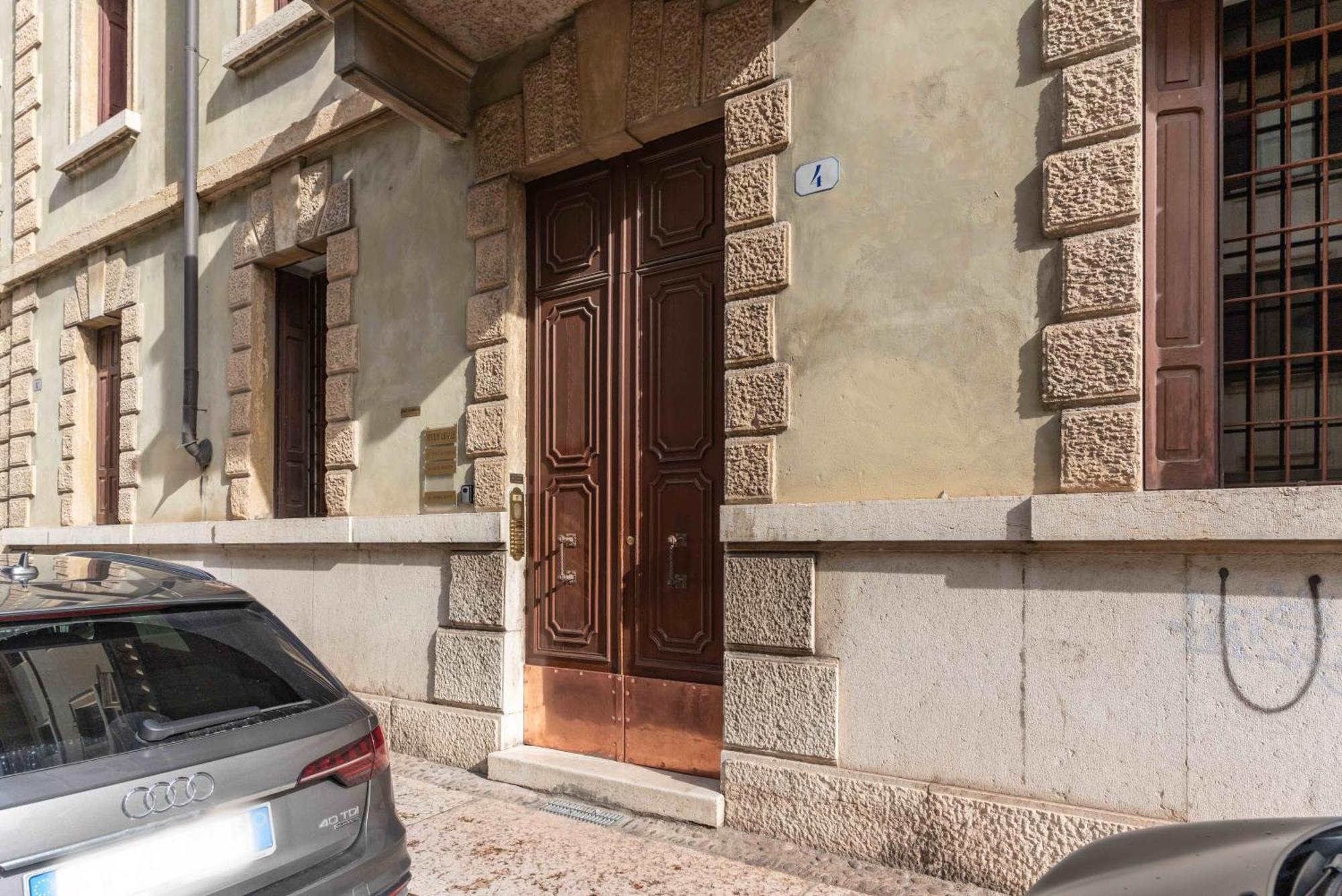 -Near Arena & Parking - Pet Friendly Historical Arena Palace Apartment Verona Exterior photo